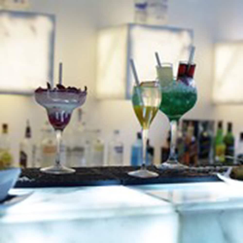 세사르 리조트 앤 스파 마라케시 외부 사진 A martini (left) and a cosmopolitan (right)