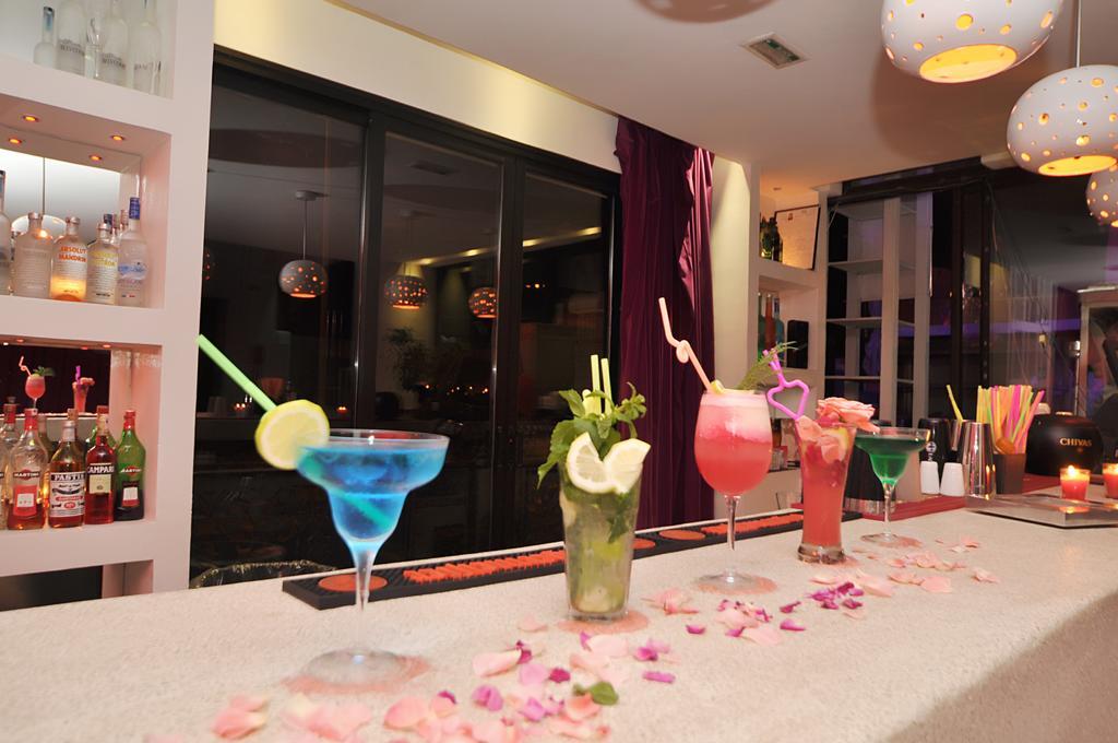 세사르 리조트 앤 스파 마라케시 외부 사진 Cocktails at a bar