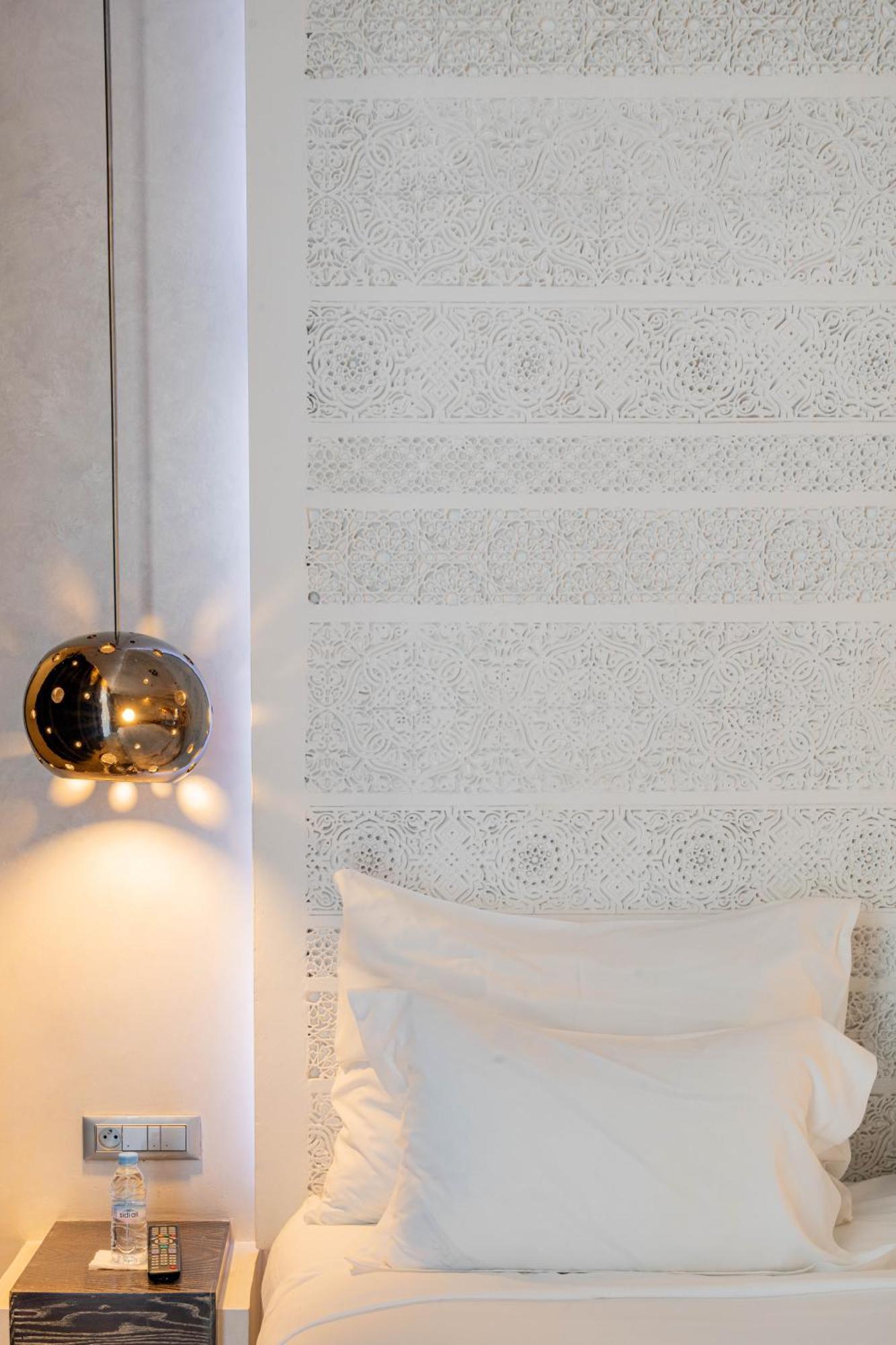세사르 리조트 앤 스파 마라케시 외부 사진 A wall with a decorative finish